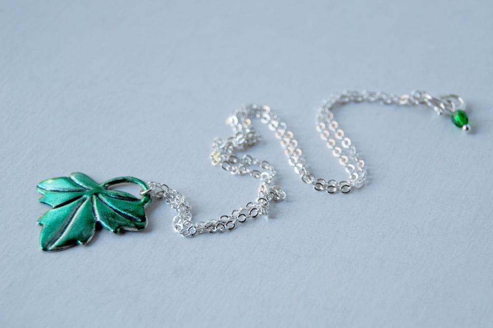 Lothlórien | Ivy Leaf Charm Necklace | Green Leaf Pendant | Lord of the Rings Necklace - Enchanted Leaves - Nature Jewelry - Unique Handmade Gifts