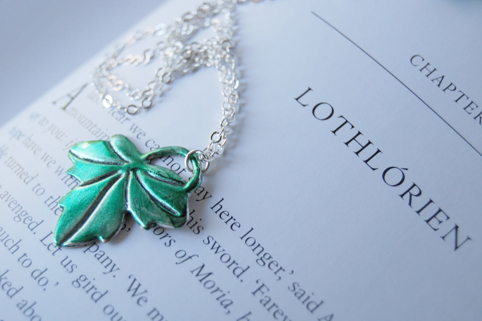 Lothlórien | Ivy Leaf Charm Necklace | Green Leaf Pendant | Lord of the Rings Necklace - Enchanted Leaves - Nature Jewelry - Unique Handmade Gifts