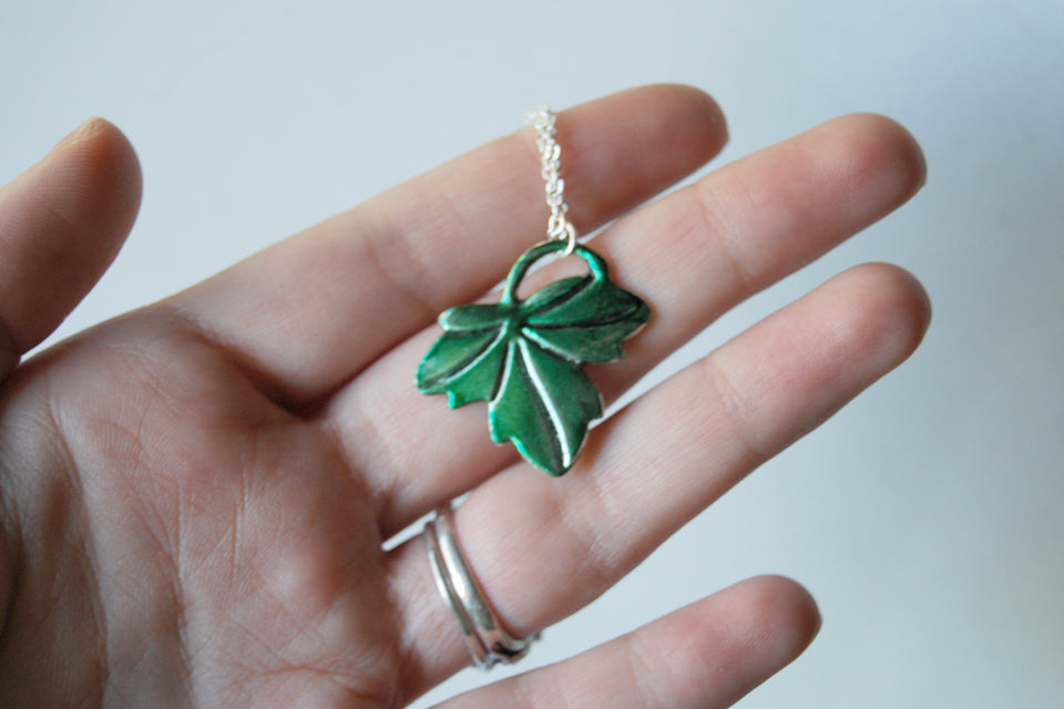 Lothlórien | Ivy Leaf Charm Necklace | Green Leaf Pendant | Lord of the Rings Necklace - Enchanted Leaves - Nature Jewelry - Unique Handmade Gifts