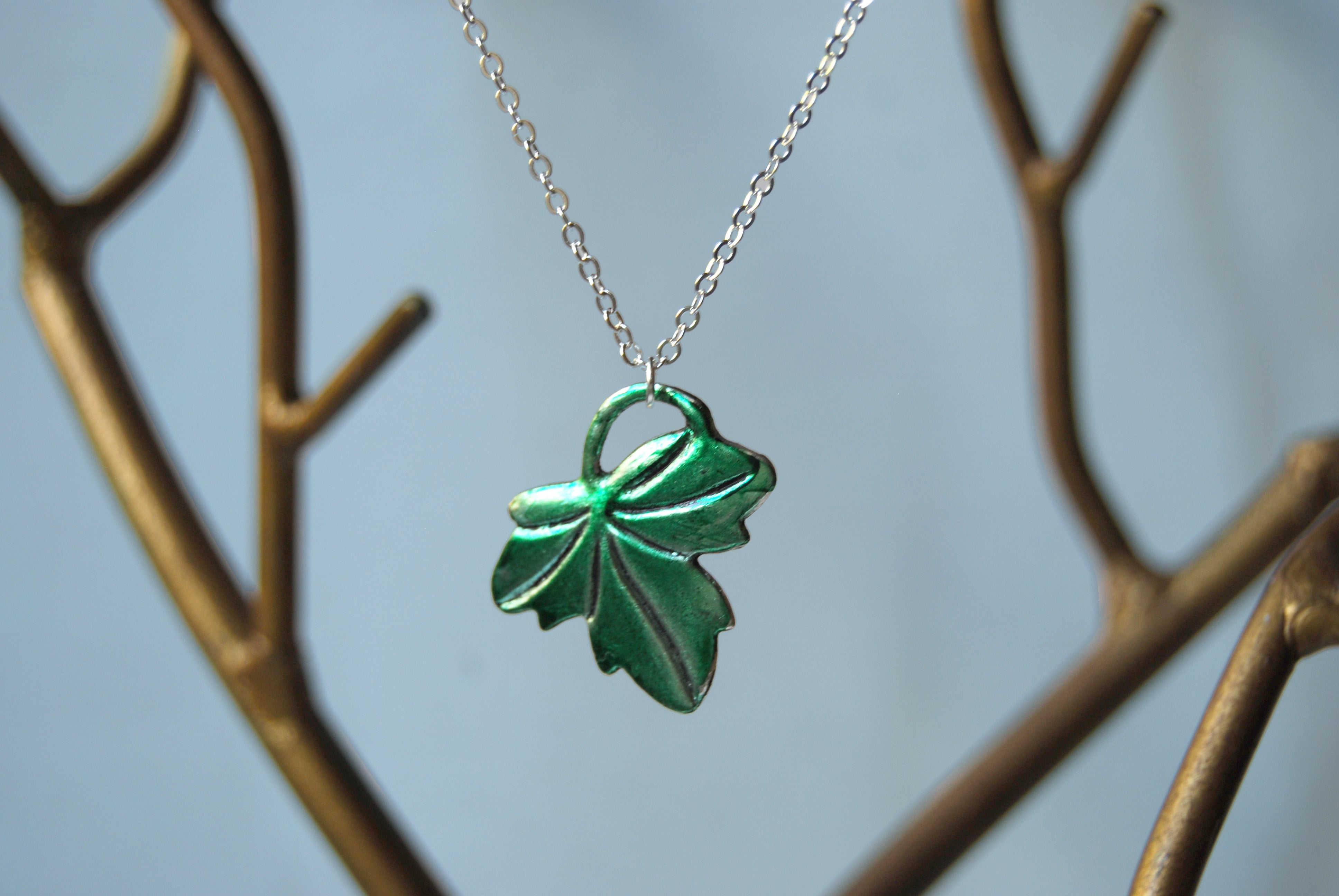 Lothlórien | Ivy Leaf Charm Necklace | Green Leaf Pendant | Lord of the Rings Necklace - Enchanted Leaves - Nature Jewelry - Unique Handmade Gifts