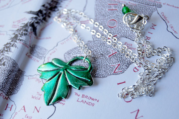 Lothlórien | Ivy Leaf Charm Necklace | Green Leaf Pendant | Lord of the Rings Necklace - Enchanted Leaves - Nature Jewelry - Unique Handmade Gifts